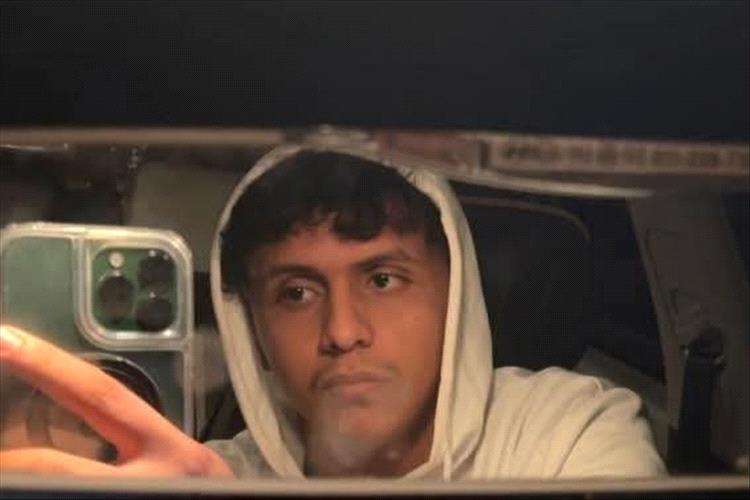 استيقظت مدينة جعار بمحافظة #أبين على وقع فاجعة مؤلمة وصادمة، بعد أن أقدم شاب في العشرينات من عمره على إنهاء حياته مساء يوم أمس الإثنين في ظروف لا تزال غامضة ومحاطة بالسرية، وقد أثارت الحادثة حالة من الحزن والذهول الواسعين بين الأهالي وأصدقاء الشاب.

​#الجنوب_بحاجة_لقيادات_مخلصه