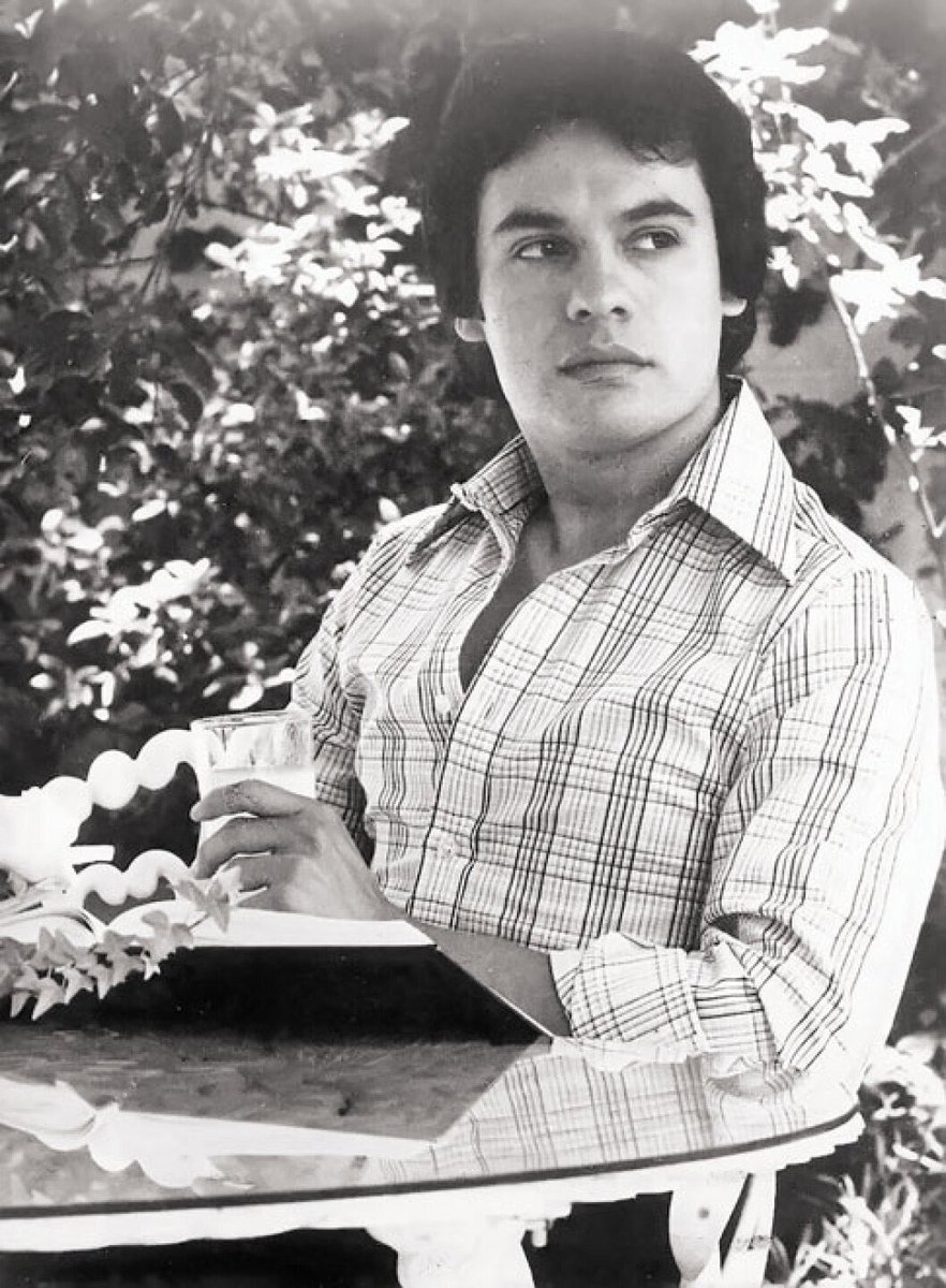 MerGarza's tweet photo. Me perdonan, pero Juan Gabriel a mi parecer era atractivo con lugar. https://t.co/S3ptOeCWKX