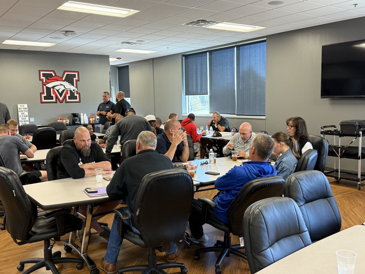 thecooldude52's tweet image. Elite company at the Bank7 Holiday Classic luncheon 👀
Joe Crawford (Piedmont) • Pete Papahronis (Edmond North) • Jay Price (Carl Albert)
#OKPreps #OklahomaHoops