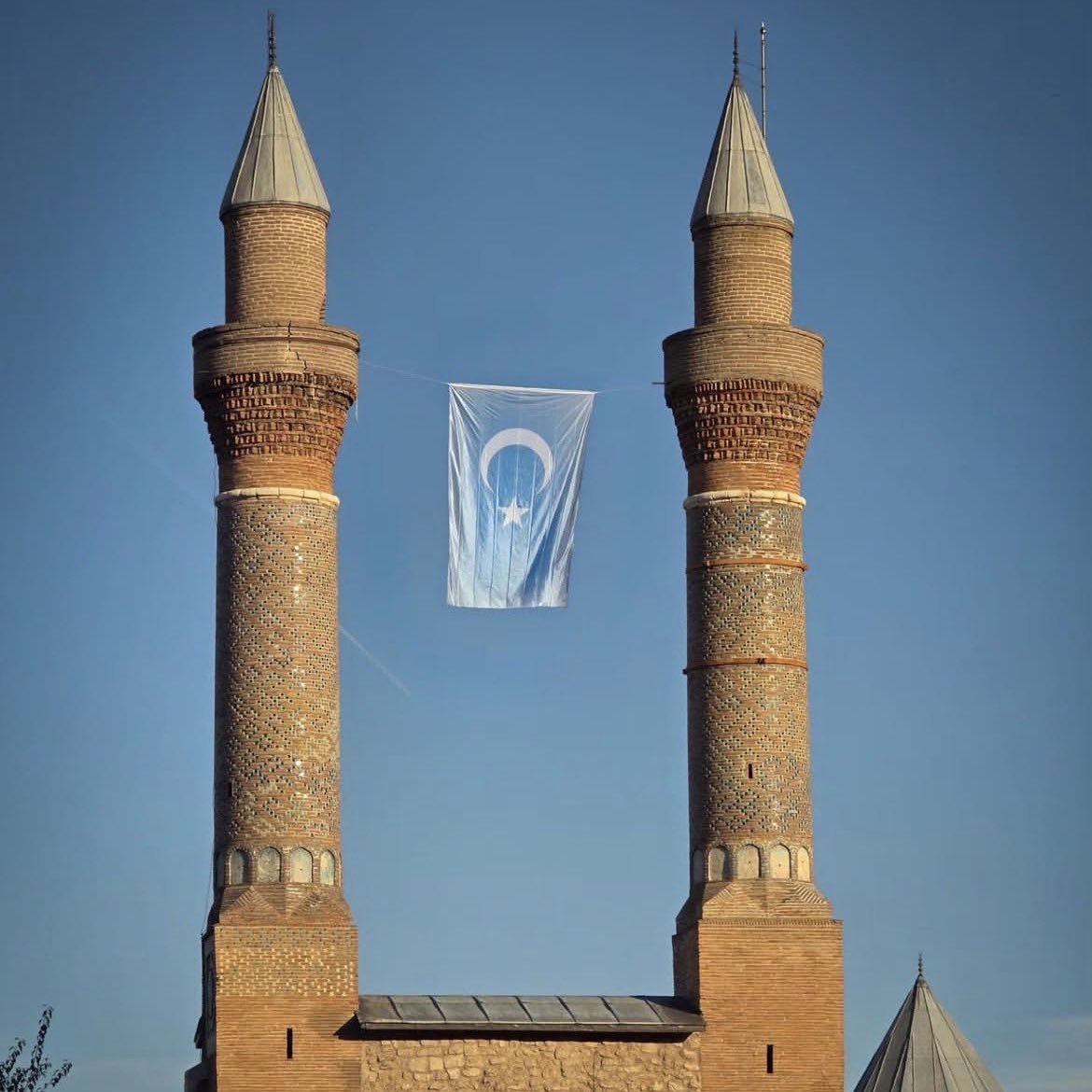 siyahsancakx's tweet photo. 🟢 Sivas’ta 8 asırlık minareye Doğu Türkistan bayrağı asıldı. https://t.co/VJlycdC8nR