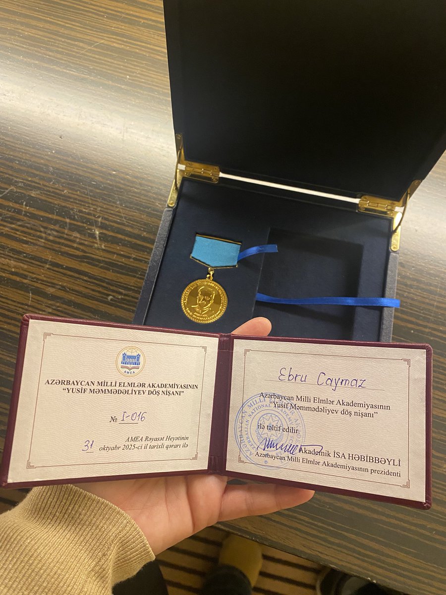 Bugün, akademik çalışmalarım nedeniyle Azerbaycan Milli İlimler Akademisi Başkanı tarafından Döş Nişanı tevdi edildi! 🇦🇿🇹🇷💙