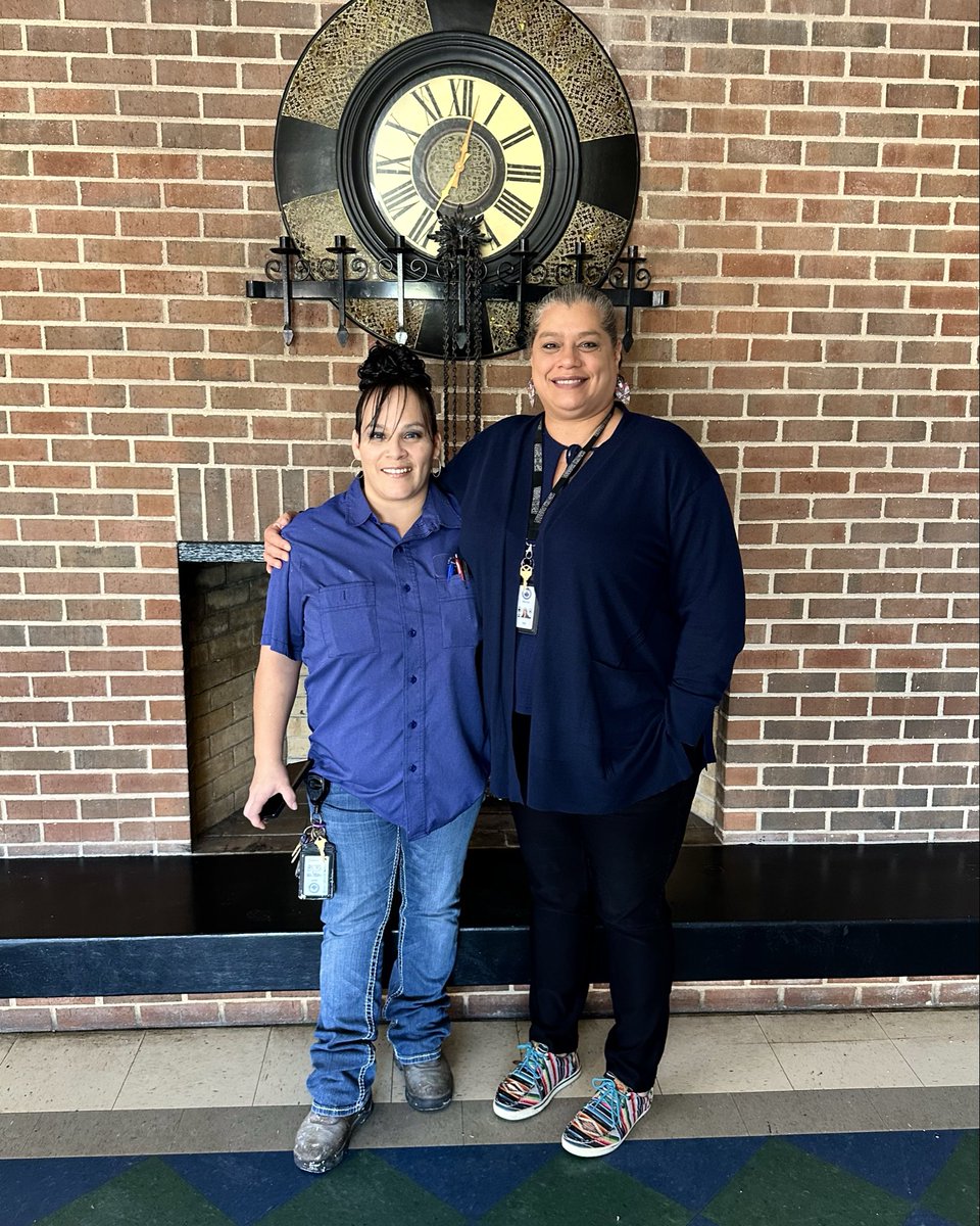 We want to give a huge shoutout to our amazing staff at Hewgley Terrace!📣👏 They recently received a compliment from someone who helped their client move into an apartment at Hewgley. 
She said it was a great experience and that it felt like everyone on the team genuinely cared!