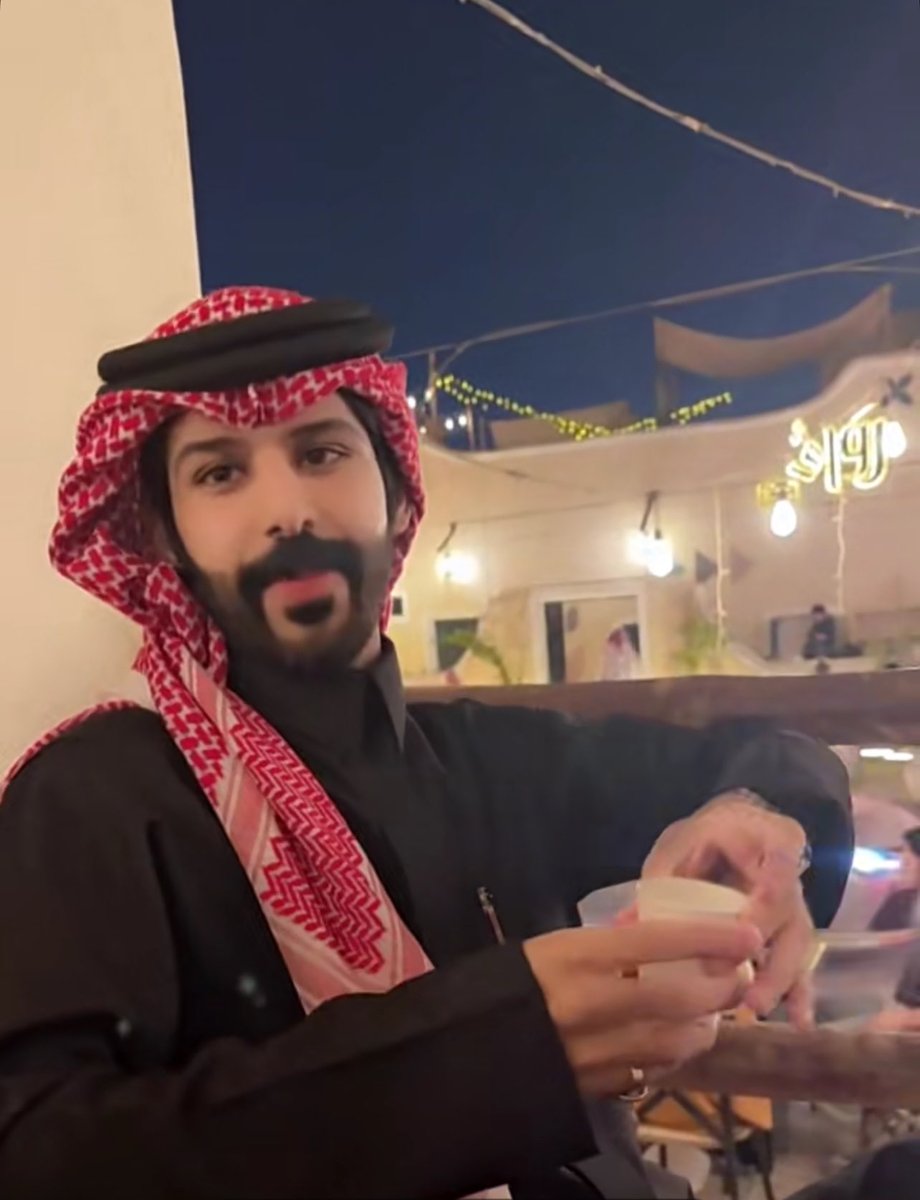 #عبدالله_اليامي

من كثر ماهو بـ قمّة في السلوم وفي المبـادي صرت أشك إن طينته ماخوذةٍ من راس قمة .. في حضوره الصمت يحكي ألف معنى،ما يحب الزيف، طبعُه فِعل ووقار، كأنه من نسل الملوك الطيّبين ،لا تبان الهيبة إلا فالعُظماء، وهو منهم 🤍.