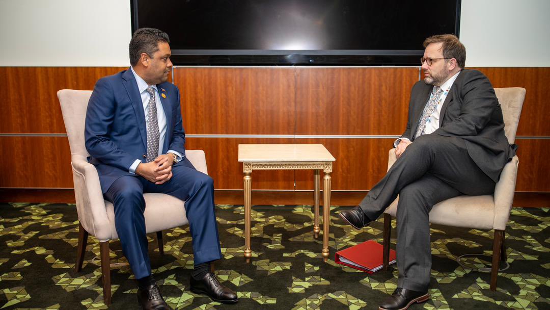 Doha, le 3 novembre 2025. — Le Président du Conseil Présidentiel de Transition d’Haïti, S.E.M. Laurent Saint-Cyr, s’est entretenu ce lundi avec M. Chris Elmore, Sous-secrétaire d’État en marge du Deuxième Sommet mondial pour le développement social à Doha.

Au cours de cet