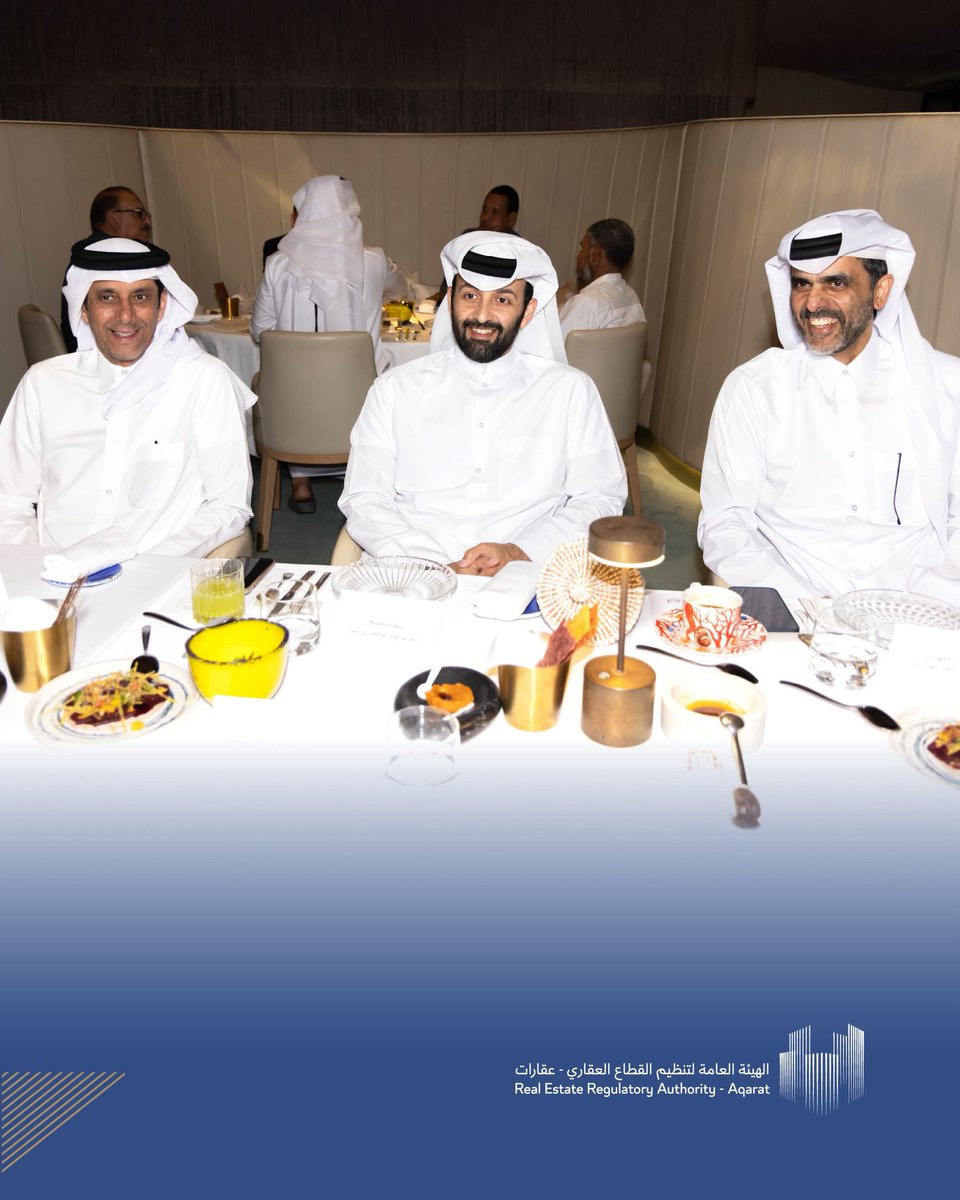 كرّم سعادة المهندس خالد بن أحمد العبيدلي، رئيس الهيئة العامة لتنظيم القطاع العقاري – عقارات،
أعضاء لجنة المنتدى وفريق العمل تقديرًا لجهودهم المخلصة
التي أسهمت في إنجاح منتدى قطر العقاري الثالث 2025،
وترسيخ مكانة دولة قطر كوجهة عالمية للاستثمارات العقارية.

#منتدى_قطر_العقاري_2025