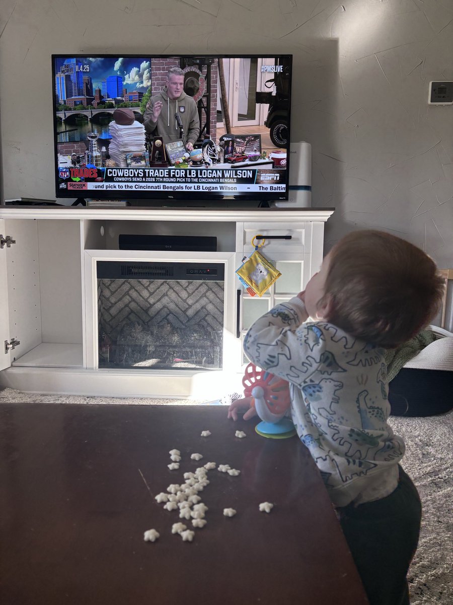 littlest_teau's tweet photo. Really invested in the show today. The trade deadline is always exciting 

#gobills https://t.co/DOe7g54u2Z