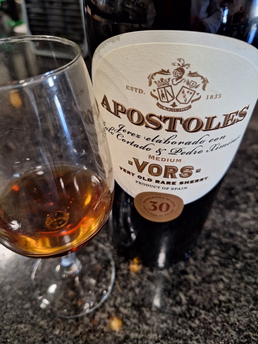 Rafaedgere's tweet photo. #SherryWeek2025 #Day2 seguimos con otro gran #PaloCortado #VORS #Apostoles @bodegastiopepe, vino con mucho caracter, una ajustada combinación de #Palomino y #PedroXimenez un @sherrywinesjerez, equilibrado, con la cantidad justa de dulce que lo hacen tan atractivo como apetecible. https://t.co/6c4kxmV24Q