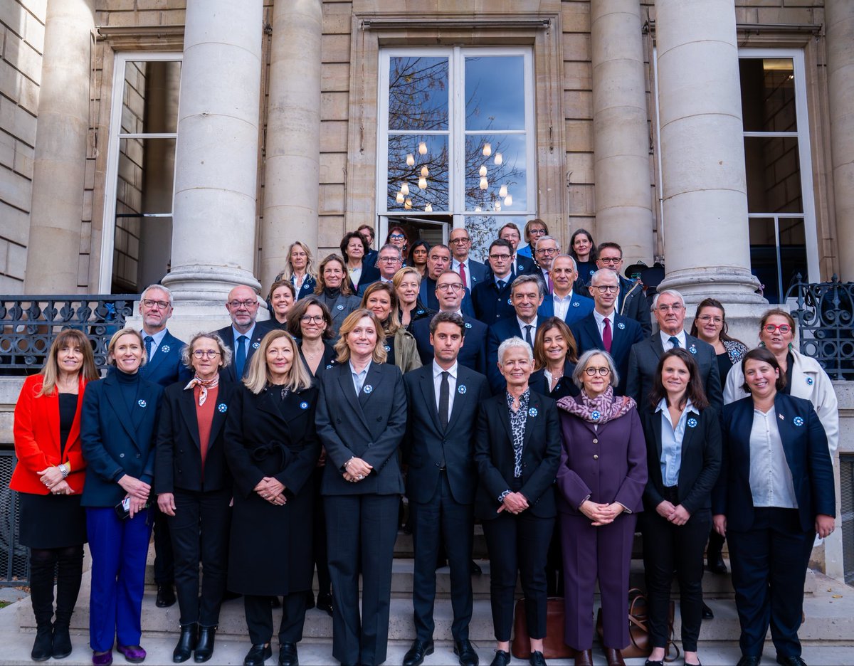 🇫🇷🩵 En hommage à nos militaires blessés, pour leur famille et les victimes d'attentat.

— À l'initiative de Jean-Michel Jacques, vos députés “Ensemble” avec <a href="/GabrielAttal/">Gabriel Attal</a> et Yaël Braun-Pivet portent le “Bleuet de France” à l’Assemblée nationale jusqu'au #11novembre prochain.