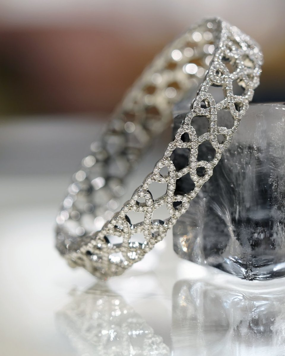 Our 18ct white gold and diamond bangle 🧊

#DiamondBangle #DiamondJewellery #WhiteGold #WinterJewellery #IceCube