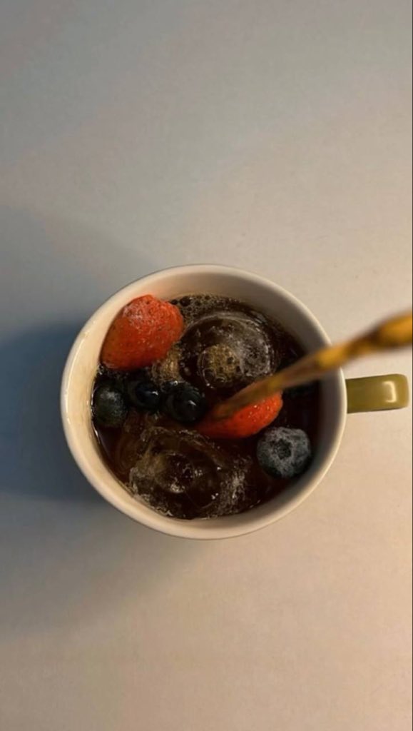 كوب قهوه بعنوان :
"لا جيت اعاتبك طاح الحطب كله
 "عيونك السود .. من يقدر يعاتبها "
#مساء_الخير