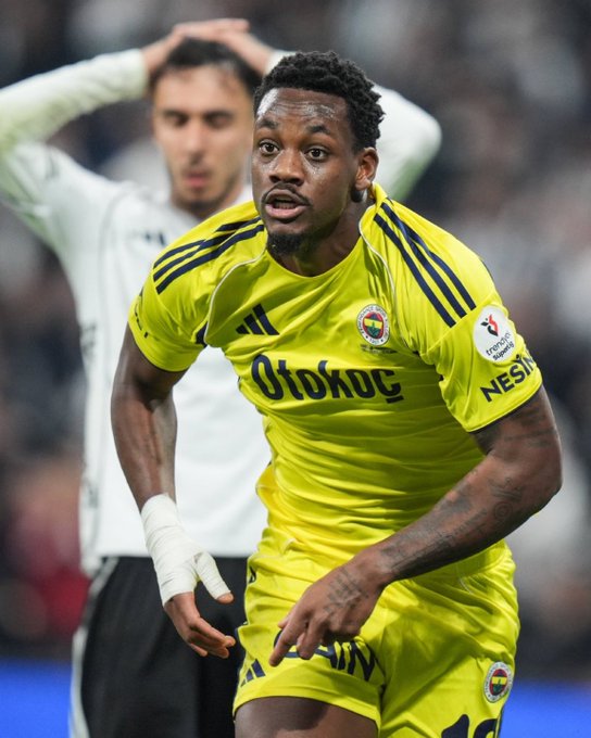 Jhon Duran, derbi galibiyeti için aldığı primi Fenerbahçe Akademisi'ne bağışladı. 

(HT) 