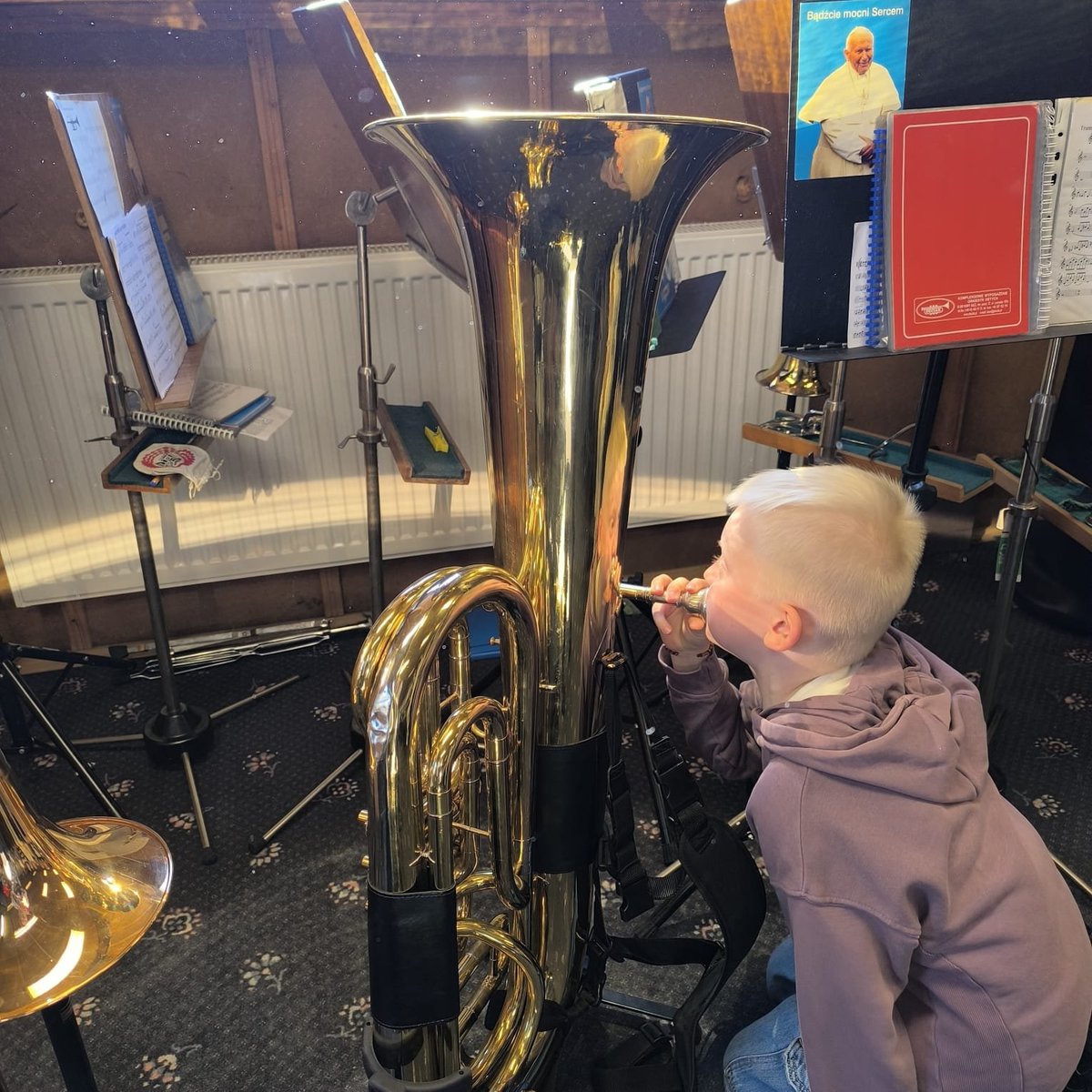 Kolejne spotkanie uczniów naszej podstawówki z orkiestrą i zespołem.

Wiecie z czym jest największy problem? Nie z dziećmi. Z rodzicami. Jak przychodzą pierwsze zniechęcenia (o których rodzice są na początku informowani, że będą), to najczęściej zamiast wsparcia dziecka i małego