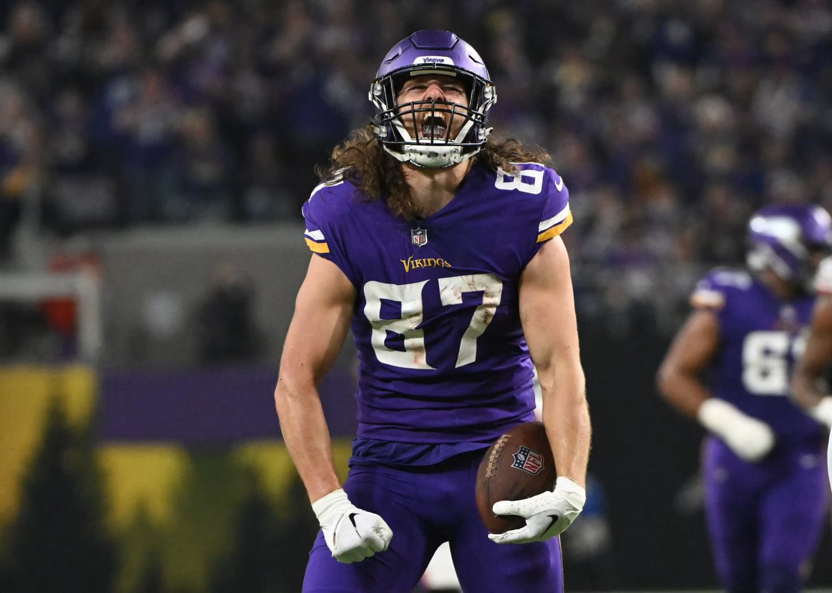 NFCNorthNewss's tweet image. 🚨🚨BREAKING: The #Vikings are trading TJ Hockenson to the Green Bay #Packers in exchange for a 2026 5th round pick and cash considerations.

Green Bay lost Tucker Kraft for the year after he suffered an ACL tear vs the #Panthers and now they get his replacement.

HUGE. 🤯🤯🤯