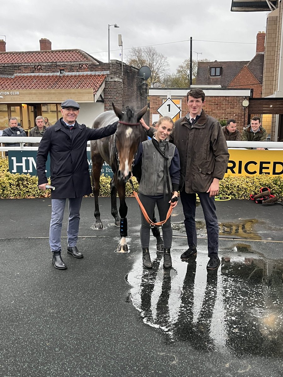 A bold front running and jumping display from Ballynaheer ⁦<a href="/WarwickRaces/">Warwick Racecourse</a>⁩ under ⁦<a href="/JohnnyBurke2/">Jonathan Burke</a>⁩ for owner David Purvis who was on hand to watch!  #winner #welldoneteam
