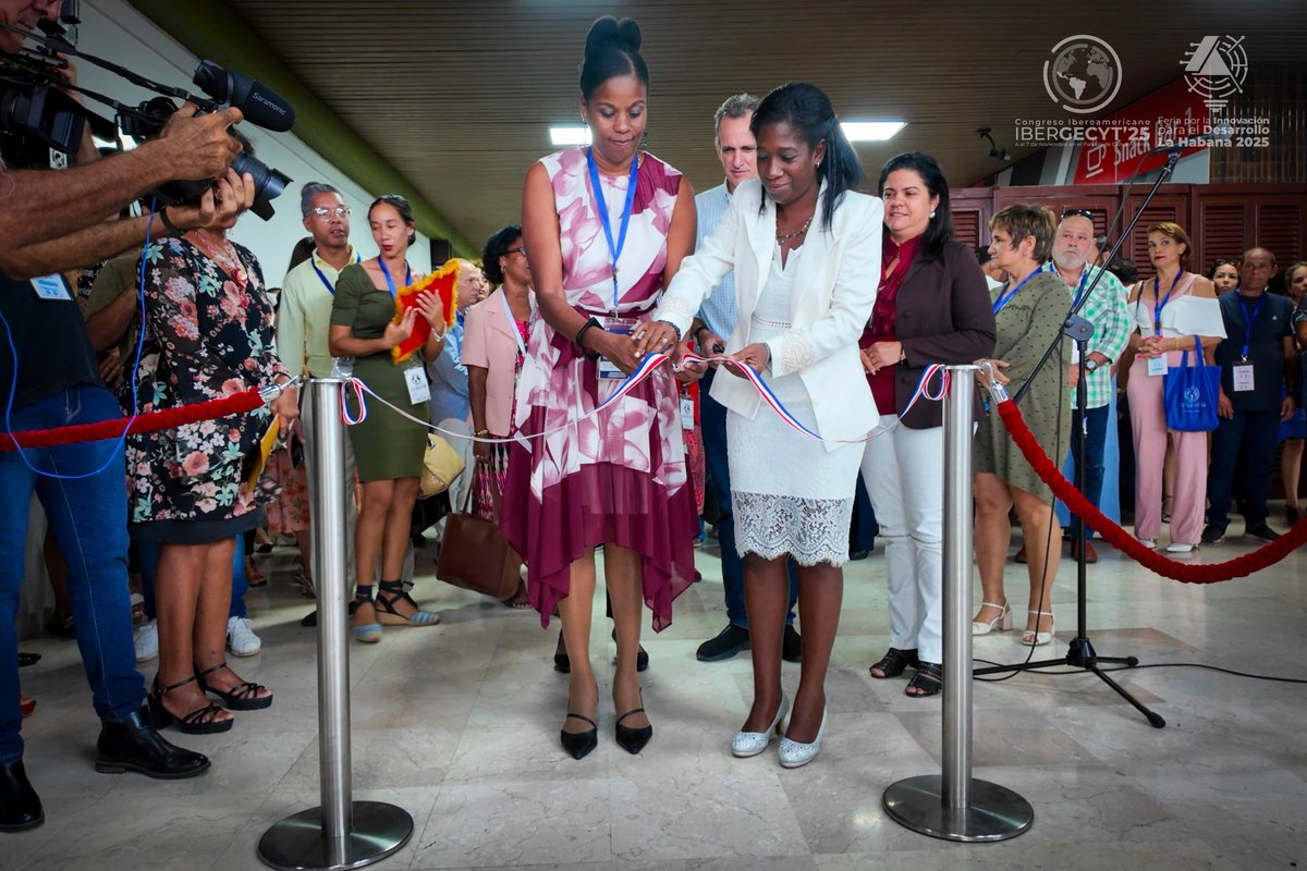 gecytcu's tweet image. seguido del simbólico corte de cinta junto a la directora general de GECYT, Yadira Carrillo Frías. ¡Comienza una feria que conecta talento, ciencia y futuro!

#IBERGECYT2025 #HabanaInnova2025 #GECYT #GestiónYConocimiento #Innovación #InnoMax #CitmaLaHabana #CitmaCuba #Cuba