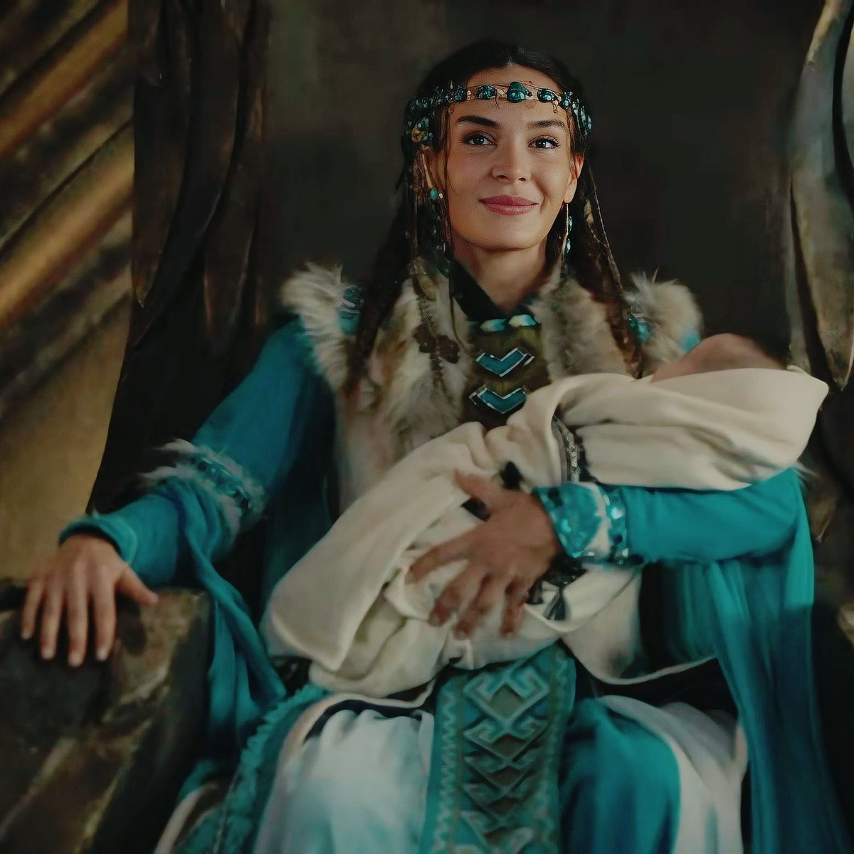 A queen on her throne 👑🩵😌

#ebruşahin • #destan