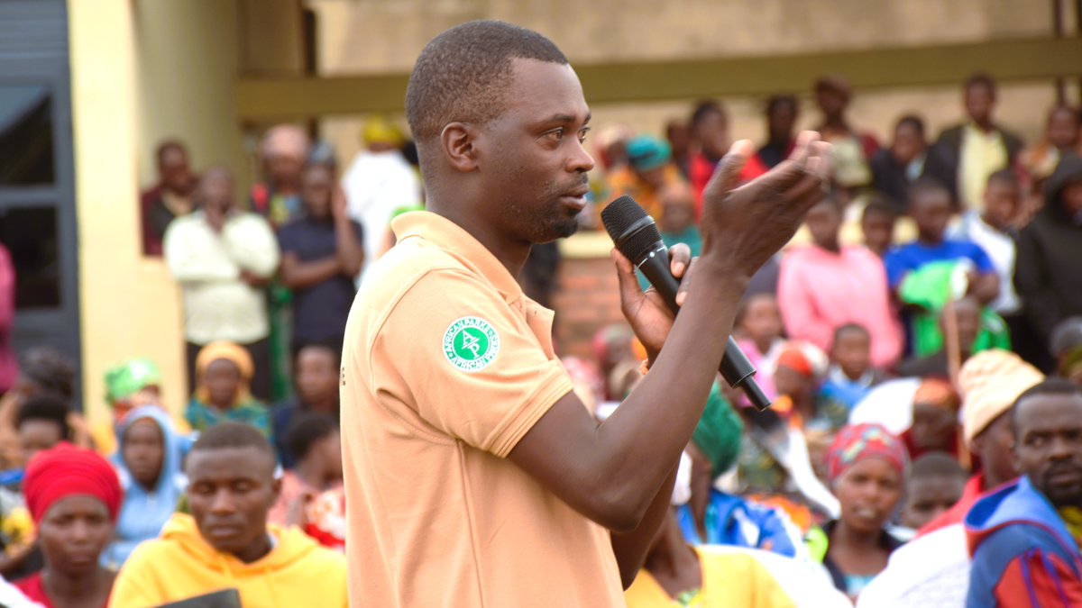 KarongiDistr's tweet photo. Guverineri w’Intara y’Iburengerazuba, Bwana Ntibitura Jean Bosco yifatanyije n’abatuye Akagari ka Kinyonzwe mu  Murenge wa Mutuntu, mu nteko y’abaturage, aho yababwiye ko hari serivisi bakenera cyane zizajya zitangirwa muri izi nteko mu minsi iri imbere. https://t.co/60gpMYVORA