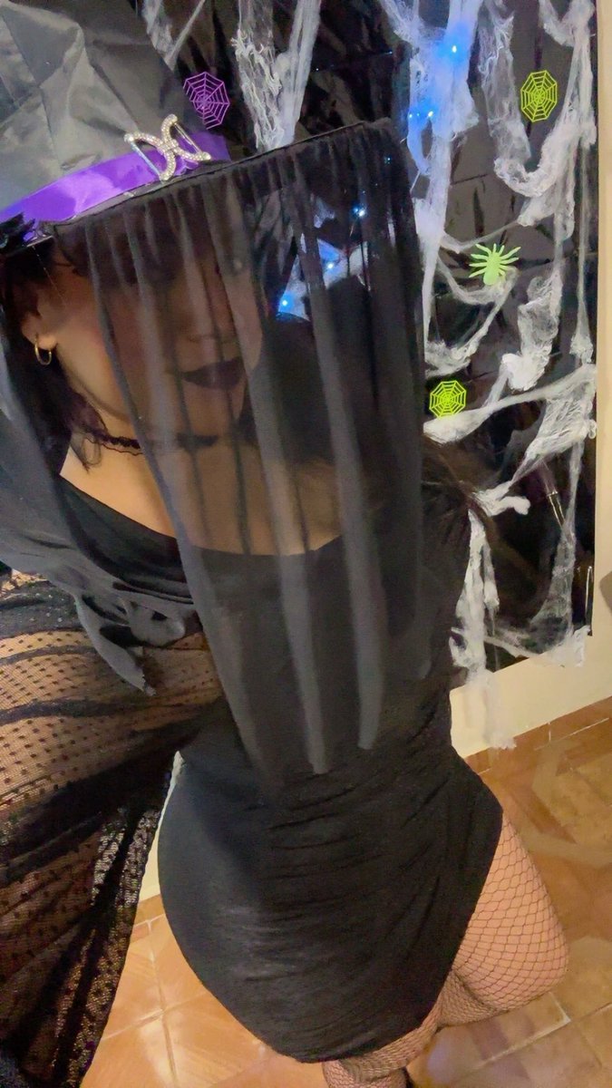 Una brujita en Hallowen 

🧙🎃💀💀👻👻