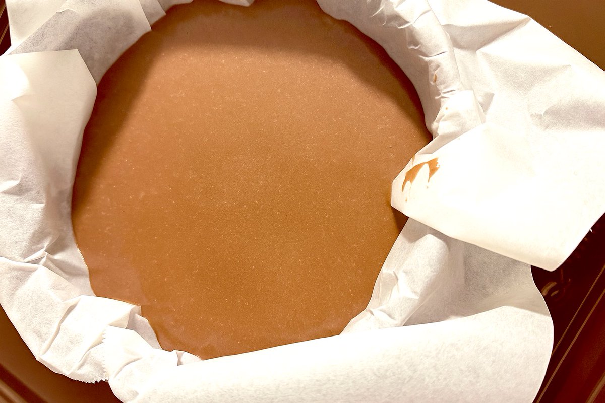 こんな時間にガトーショコラ焼いてる