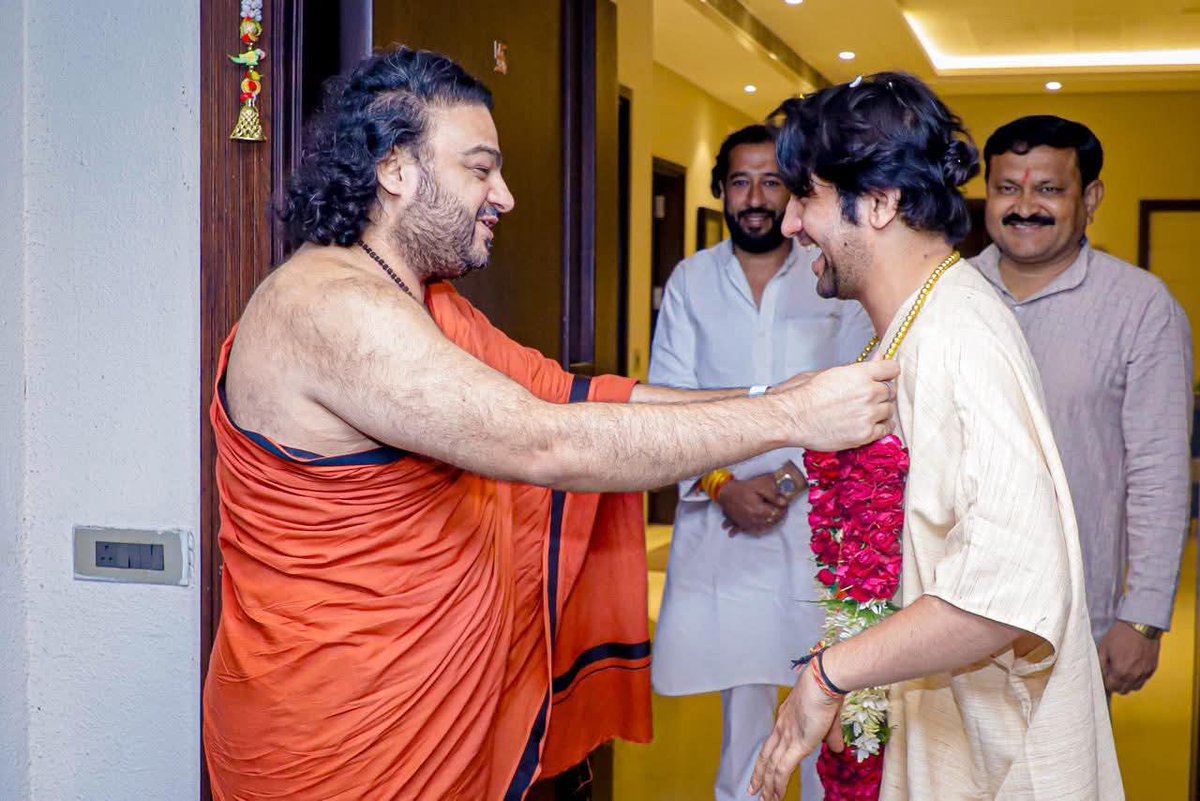 दो युवा संत का मिलन…माँ भारती और सनातन के प्रति अपना सर्वश न्योछावर करने वाले दोनों माँ भारती के सपूत को नमन…पूज्य दीपांकर जी महाराज एवम पूज्य सरकार आगामी “सनातन एकता पदयात्रा” पर आध्यात्मिक चिंतन करते हुए…
Swami Dipankar

#हिन्दू_राष्ट_पदयात्रा  बागेश्वर धाम सरकार