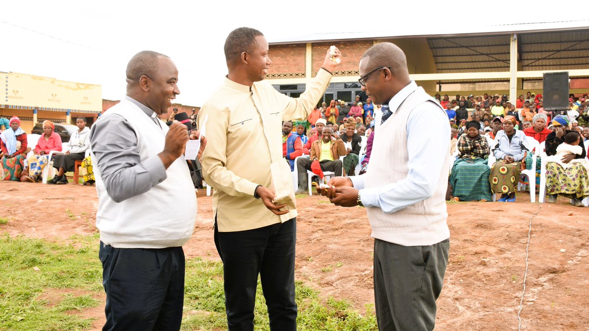 KarongiDistr's tweet photo. Umuyobozi w'Akarere ka Karongi, Muzungu Gerald yabwiye abatuye i Manji mu Murenge wa Mutuntu ko Igihugu kibakunda bityo hari ibindi bikorwaremezo bazahabwa nyuma yo kugezwaho amazi n'amashanyarazi n'isoko rito ryatashywe none. Bimwe mu byo bazagezwaho birimo ubuvuzi bwisumbuyeho. https://t.co/KE94LxovFm