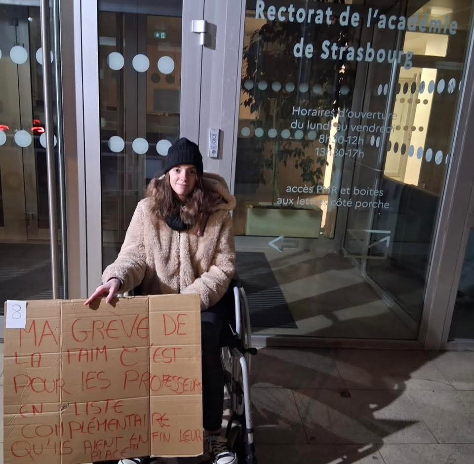 J+8: GRÈVE DE LA FAIM.
Vanessa ne peut plus marcher. Elle vient en fauteuil roulant ♿️.
Le recteur de Strasbourg refuse de faire comme le recteur voisin en utilisant la liste complémentaire et préfère recruter des contractuels.

#crpe <a href="/EdouardGeffray/">Édouard Geffray</a> <a href="/stylos_les/">Les Stylos Rouges</a> <a href="/education_gouv/">Ministère Éducation nationale</a>
