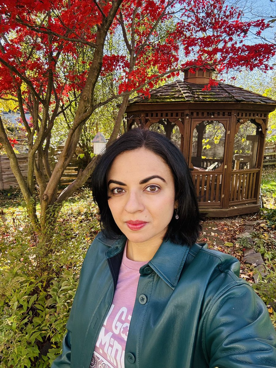 I don’t look how I feel. Had to take a sick day because my throat hurts so much and I’m still so congested 😩 But it is a beautiful autumn day! Last one for the season I think 😿 Love my Japanese maple tree 😻