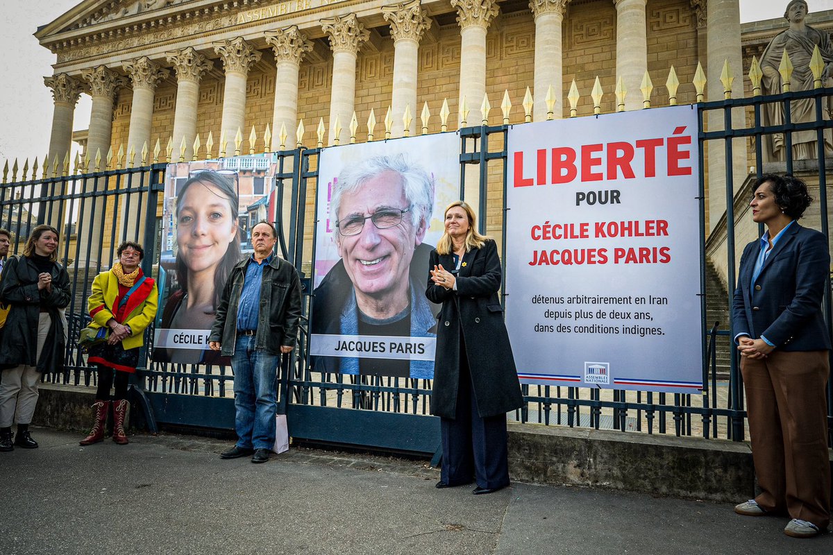 Quel soulagement, quelle émotion.
Après trois années de détention en Iran, Cécile Kohler et Jacques Paris ont enfin quitté la prison d’Evin.

Je pense à eux, à leurs familles, à la force qu’il a fallu pour tenir, jour après jour. 

Leurs portraits, accrochés devant l’Assemblee