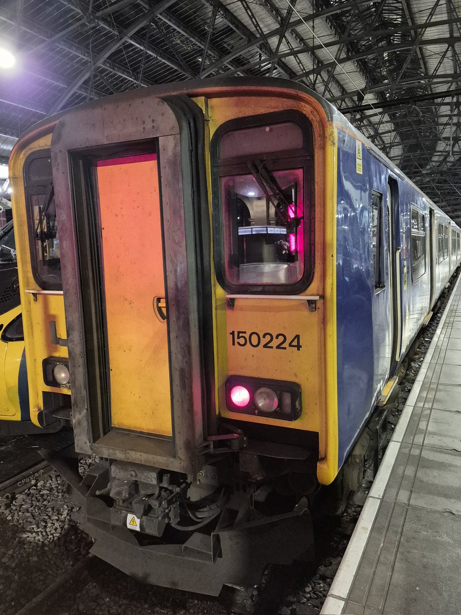 Westfield113594's tweet image. 150 224 at Liverpool Lime Street on 25th October 2025. #class150 #LiverpoolLimeStreet #getthembeforetheyaregone