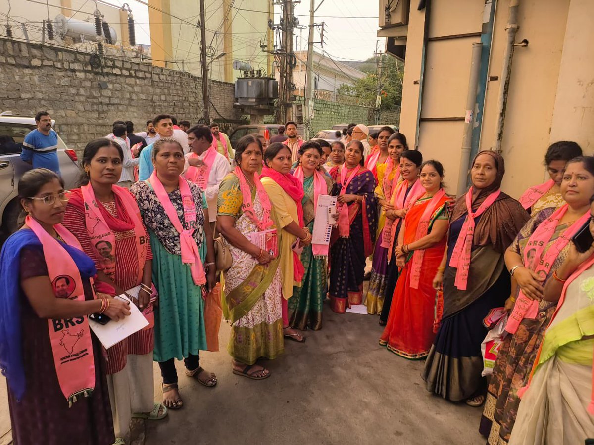 జూబ్లీహిల్స్ ఉప ఎన్నికల ప్రచారంలో భాగంగా యూసఫ్ గూడ డివిజన్ ఎల్ ఎన్ నగర్ లో సికింద్రాబాద్ ఎమ్మెల్యే పద్మారావు గౌడ్ గారు, రాజ్యసభ సభ్యులు వద్దిరాజు రవిచంద్ర గార్లతో కలిసి ఇంటింటికీ తిరుగుతూ కారు గుర్తుకు ఓటు వేసి మాగంటి సునీత గారిని గెలిపించాలని ప్రచారం నిర్వహించడం జరిగింది.