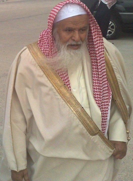 #كلمه_احبك_لمين_تقولها
الله 🤲
"يجعل هاللحية ما تمسها النار" ، ويجعل ما قدمه لدينه وسنة نبيه ﷺ في موازين حسناته.
سماحة والدنا العابد الزاهد #عبدالله_بن_جبرين رحمه الله أتته الدنيا مرغمة فأعطاها ظهره ولم يلتفت إليها.
حتى السكن أعطي قصرًا بشمال الرياض فرفض وسكن في منزل متواضع بحي