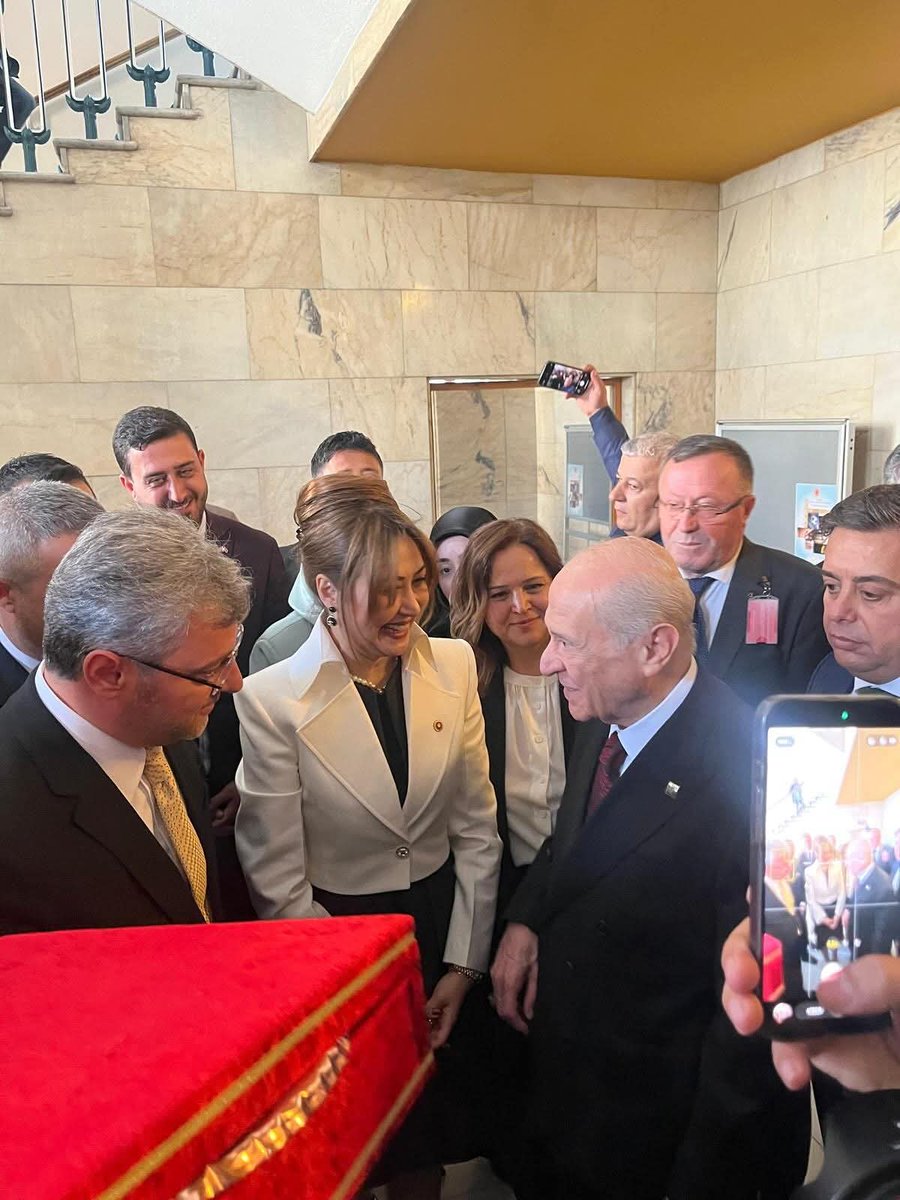 📍Ankara

İl Başkanımız Sayın Mansur Metehan, Liderimiz Sayın Dr.Devlet Bahçeli beyefendi’ye Kahramanmaraş’ımızın el emeği göz nuru bakıra işlemeli Kahraman Şehrimizin simgesi Bayrak tutan BOZKURT levhasını takdim ettiler.
🇹🇷🇹🇷🇹🇷