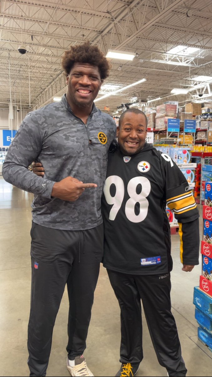 SteelJ_97's tweet image. Yeah ladies and gents and all of Steeler Nation 

This happened 🔥🔥🔥🔥🔥🔥🔥

Ps this man was tall as hell #HereWeGo