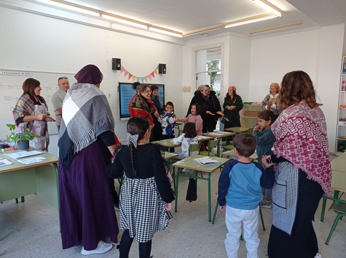 🌰🍁¡Hoy el cole se ha llenado de castañeras!🍁🌰 

Con sus pañuelos, delantales y cestas llenas de castañas, han traído el olor y la alegría del otoño 🔥🍂 

Gracias <a href="/ampamdelibes/">AMPA Miguel Delibes</a> 🧡

#LasCastañeras #OtoñoEnElCole #Tradiciones #Conexiones #VSVidaSana #CuidarmeParaCuidarte