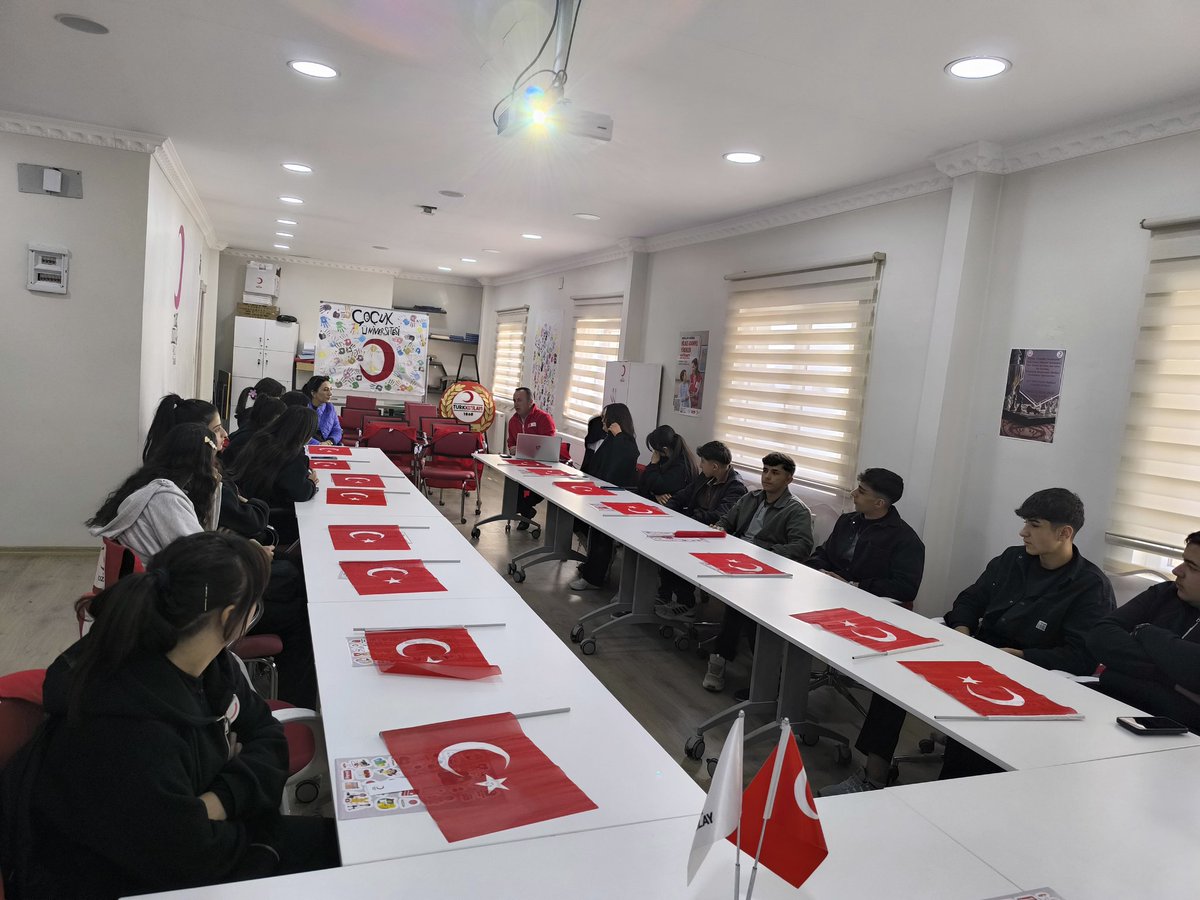 Kızılay Haftası münasebetiyle bizleri ziyaret eden Hakkari Sümbül Anadolu Lisesi öğrencilerine ziyaretinden dolayı tesekkür ediyoruz.
<a href="/Kizilay/">Türk Kızılay</a> <a href="/FatmaMericYlmaz/">Prof. Dr. Fatma Meriç Yılmaz</a>