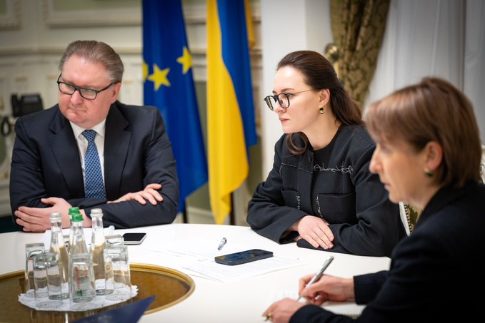 Kabmin_UA_e's tweet photo. Yulia Svyrydenko @Svyrydenko_Y receives the Annual Report within the 2025 EU Enlargement Package from Katarína Mathernová @kmathernova

Details: https://t.co/OLluBBz2vb

#EuroIntegration #PrimeMinister https://t.co/hvLV0O6P5B
