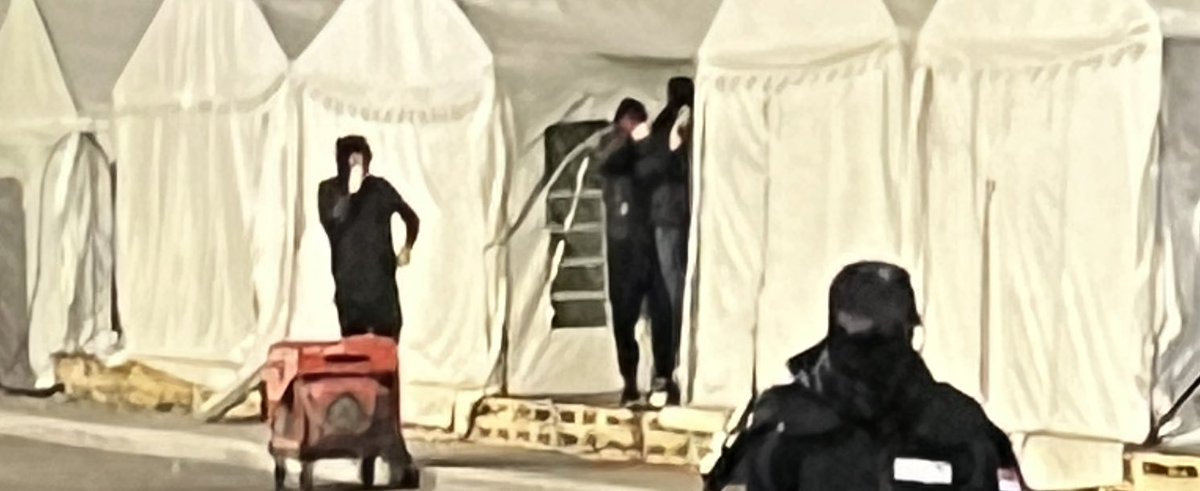 Skembali iza šatre pa fotkaju