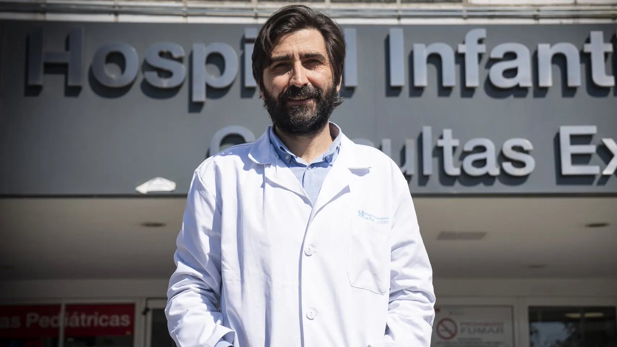 esdecirdiario's tweet photo. “Un medicamento que cabe en una cuchara salva la vida de 8 jóvenes con el cáncer infantil más común“

Ocho niños y jóvenes diagnosticados con leucemia, sin opciones terapéuticas disponibles, permanecen hoy libres de enfermedad gracias a una nueva terapia inmunológica CAR-T desarrollada íntegramente en el Hospital Universitario La Paz de Madrid. 

Más de dos años después de recibir el tratamiento, no presentan rastro de cáncer, lo que consolida este avance como un hito de la investigación biomédica española.

El proyecto, impulsado por la Unidad CRIS de Terapias Avanzadas en Cáncer Infantil, introduce una CAR-T tándem pionera a nivel internacional, diseñada para actuar simultáneamente sobre las proteínas CD19 y CD22, reduciendo así la posibilidad de resistencia tumoral. 

La innovación se completa con un trasplante de células madre de baja intensidad y alta personalización, que potencia la respuesta inmunitaria y mejora la durabilidad del tratamiento.

Para los pacientes y sus familias, esta terapia supone un antes y un después. 

Casos como el de Lucía, de 15 años, quien tras múltiples recaídas ha vuelto a la normalidad gracias a esta inmunoterapia, simbolizan el impacto humano detrás del avance científico.

Los resultados, presentados en rueda de prensa y publicados en la revista eBioMedicine del grupo The Lancet, refuerzan el papel del sistema público de salud y de la comunidad investigadora nacional en la vanguardia de la medicina de precisión.

Este logro evidencia que la ciencia española, con recursos, esfuerzo y colaboración puede liderar desarrollos disruptivos con impacto global.

La investigación no solo combate la enfermedad, también transforma hospitales, impulsa conocimiento y ofrece futuro.

Cuando la ciencia, la sanidad y la sociedad avanzan de la mano, el resultado tiene un solo nombre: vida.

Hoy, gracias a un tratamiento experimental, ocho niños que ya no tenían opciones para seguir viviendo vuelven a sonreír, a estudiar y a soñar.