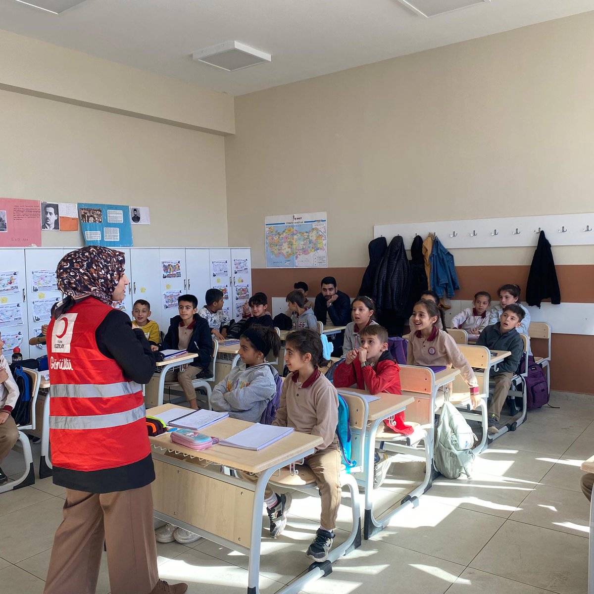 29 Ekim-4 Kasım Kızılay Haftası münasebetiyle Hakkâri İl Merkezi, Hakkâri Genç Kızılay , Kadın Kolları ve  Üniversite Toplulugu ekiplerimiz tarafından sunumlar  verip, Kızılay faaliyetleri  hakkında bilgilendirme yapıldı.
@kizilay 
@fatmamericyilmaz1