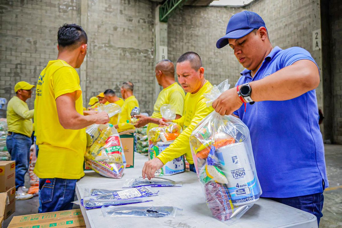 #MisiónJamaica | En el proceso de empaquetado se asegura que todo el cargamento, destinado para el pueblo de Jamaica, esté correctamente identificado y distribuido de acuerdo con las prioridades humanitarias establecidas. #SecretaríaDePrensa