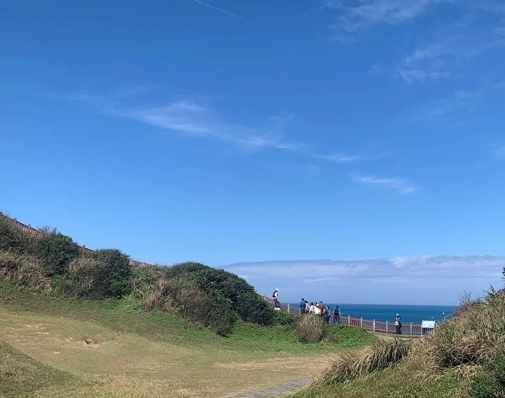 tsoynlisa's tweet photo. 朝の海って、なんだか心をリセットしてくれる。
波の音と青い空、それだけで十分。🌿☀️ https://t.co/UMMkFLxBxJ