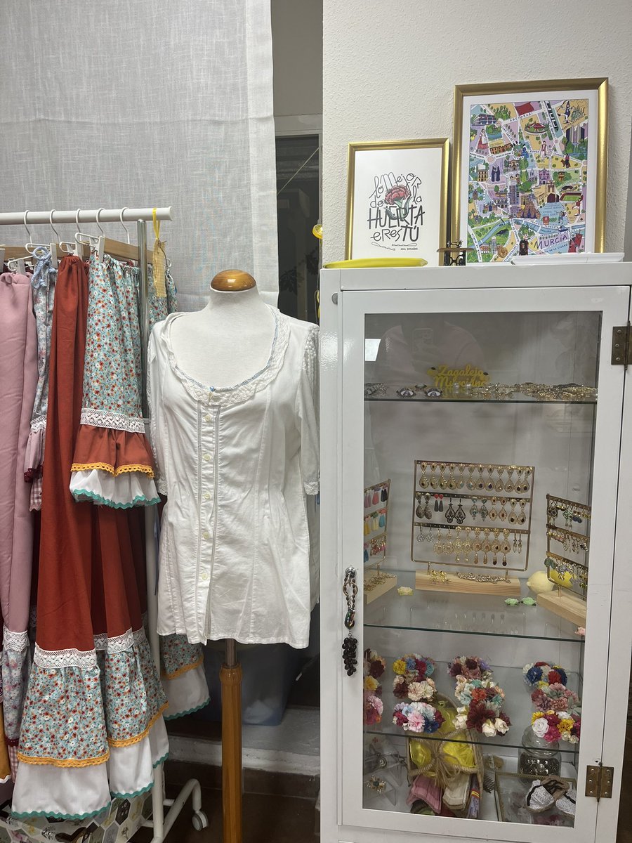 Mañana Beatriz abre ZAGALEJO MURCIANO. Un sueño, un proyecto, una tienda dedicada al diseño y confección de trajes huertanos exclusivos. Chalecos, zagalejos y complementos os esperan en C|Palma de Mallorca (junto Gym Doris). Hoy he querido darle la enhorabuena #DistritoDeSalzillo