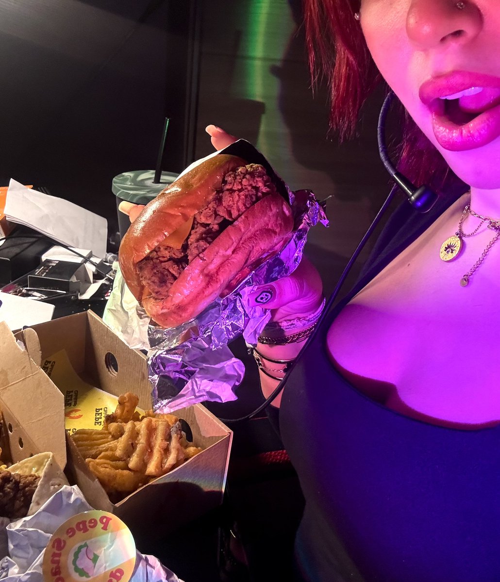 vivixxy3's tweet image. 2 menus pour 12€ et vous continuez a dormir 🤣🤣‼️‼️ 

Tout ceux qui veulent le discord UBER EATS -50% 😏✅
Régalez-vous c’est ici discord.gg/a3N5ZFru ‼️‼️‼️‼️