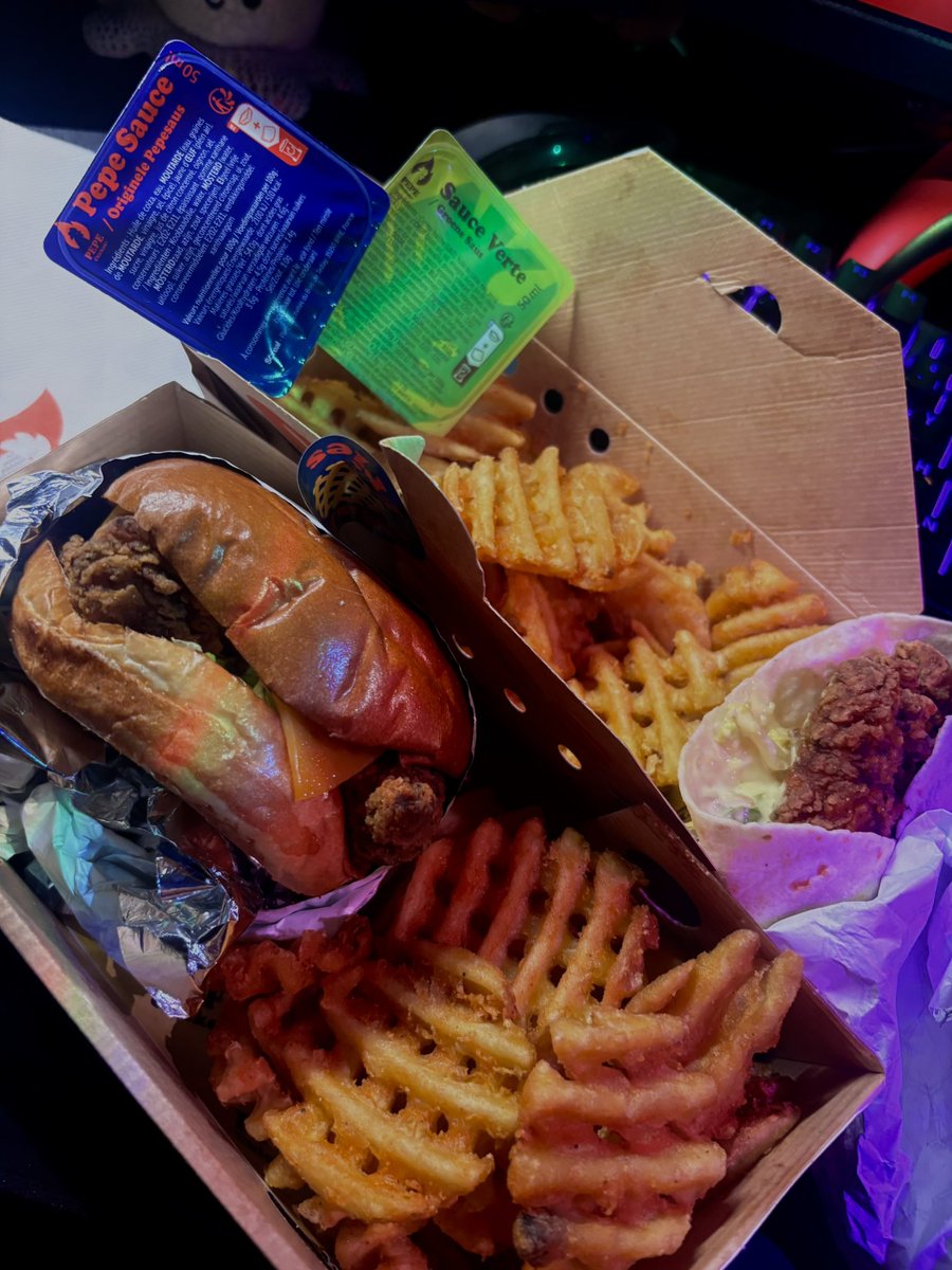 vivixxy3's tweet image. 2 menus pour 12€ et vous continuez a dormir 🤣🤣‼️‼️ 

Tout ceux qui veulent le discord UBER EATS -50% 😏✅
Régalez-vous c’est ici discord.gg/a3N5ZFru ‼️‼️‼️‼️