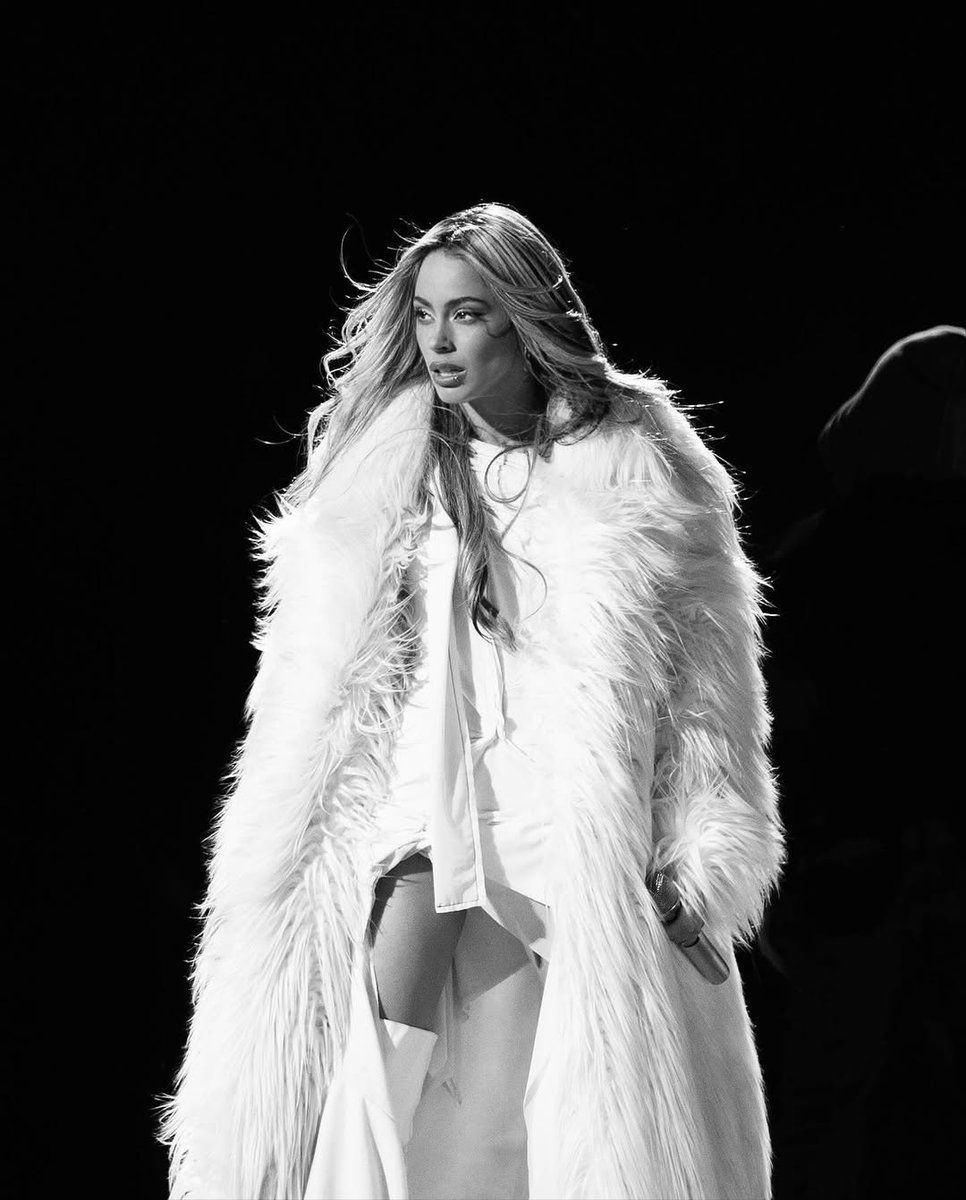 ESTA FOTO GRITA EL QUE ESTÉ LIBRE DE PECADO TIRE LA PRIMERA PORQUE CADA UNO QUE ME ODIE TENGO A DIEZ QUE ME QUIERANNN