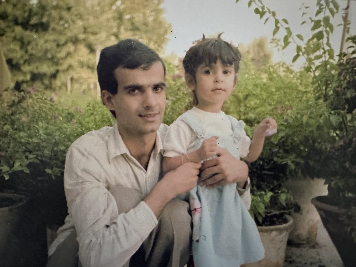 Barbad_Golshiri's tweet image. پاره‌ی دوم از «فاش‌گویی در پیشگاه مرگ» در بیداران منتشر شد. 

خواندن این متن را به کسانی که مبتلا به اختلالات اضطرابی، بیماری‌های قلبی، فشار خون بالا و مشکلات روحی هستند توصیه نمی‌کنیم.
همچنان داد خواهیم این بیداد را! 

#پیروز_دوانی #مجید_شریف #پروانه_اسکندری #داریوش_فروهر…