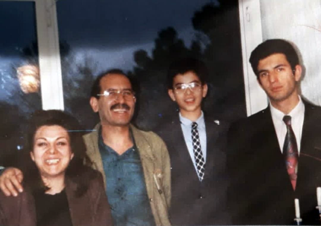 Barbad_Golshiri's tweet image. پاره‌ی دوم از «فاش‌گویی در پیشگاه مرگ» در بیداران منتشر شد. 

خواندن این متن را به کسانی که مبتلا به اختلالات اضطرابی، بیماری‌های قلبی، فشار خون بالا و مشکلات روحی هستند توصیه نمی‌کنیم.
همچنان داد خواهیم این بیداد را! 

#پیروز_دوانی #مجید_شریف #پروانه_اسکندری #داریوش_فروهر…