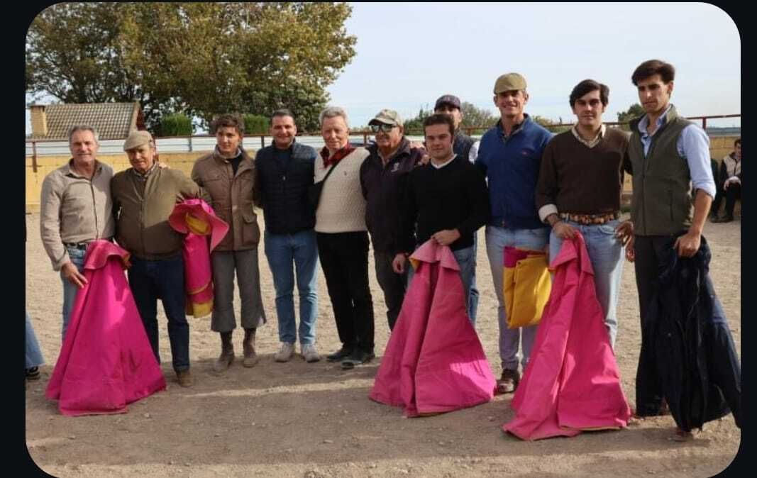 𝗝𝗢𝗥𝗡𝗔𝗗𝗔 𝗗𝗘 𝗖𝗔𝗠𝗣𝗢 .-  El Cubero reúne a Ortega Cano, Isiegas e Illaguas en un tentadero en la ganadería Hnos. Marcén

👉🏻 burladero.tv/cultura/2025/1…