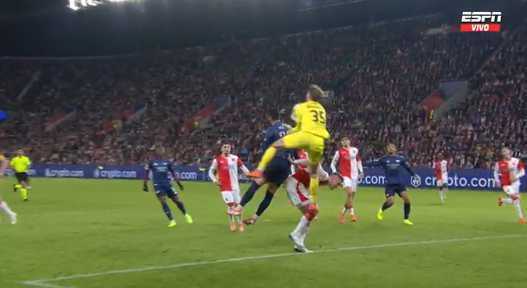 Vaya cabezazo invertido de Merino para el 3-0