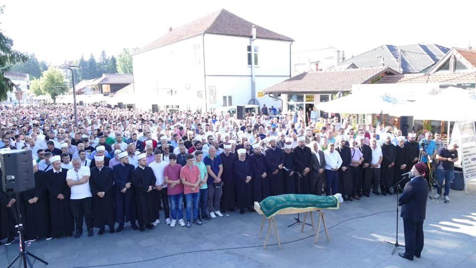 UBICA RAHMETLI EDINA HAMIDOVIĆA OSUĐEN NA 15 GODINA ZATVORA 

Ni najstrožija presuda ne može nadoknaditi gubitak porodice rah. Edina Hamidovića. Iza njega su ostali hanuma i sedmoro djece. 

Djeca su gledala ubistvo oca, i niko na ovom svijetu im ne može te slike izbrisati iz